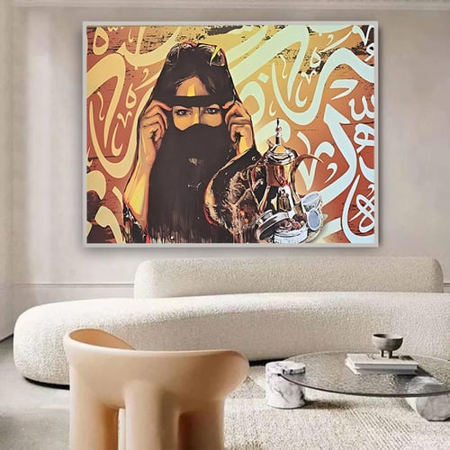 لوحة قماشية بتصميم فتاة عربيةمع برواز مجوف
