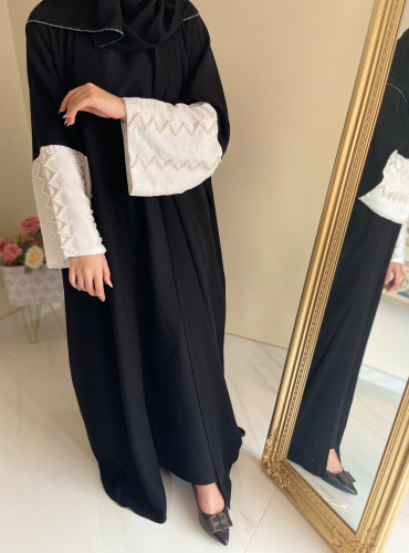 عباية سوداء بخامة ممتازه من الكريب الملكي مع لنن مكسر على الأكمام مزّين باللؤلؤ الأنيق