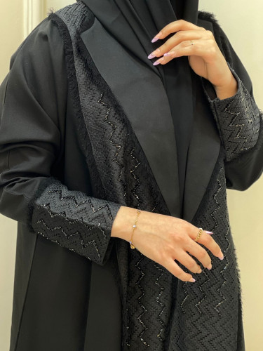عباية سوداء أنيقة من قماش الكريب ودانتيل كروشيه مع الشك الاسود