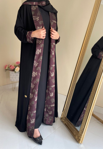 عبايه سوداء أنيقه مع قماش تركي باللون العنابي الأنيق مشجر و بالإمكان ثني الجهه الأماميه على الطرف الأسود ساده
