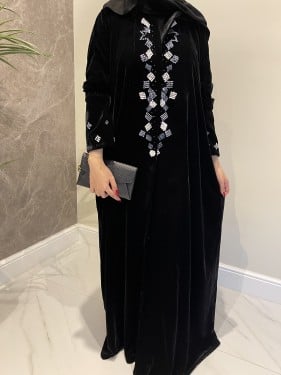 عباية مخمل أسود مع شك وتطريز اسود ورمادي