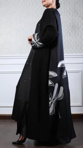 عباية كلوش باللون الأسود (أكمام واسعة طويلة)