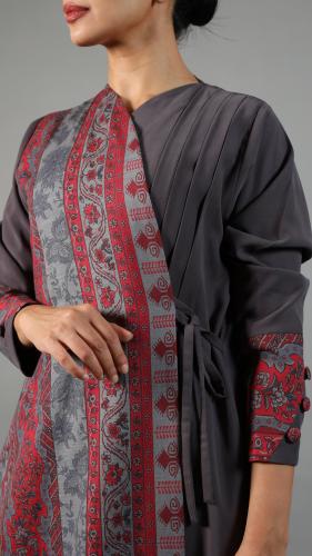 عباية عملية مقفلة بحزام (يمكن إزالته عند الطلب) باللون الرمادي