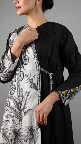 عباية عملية مقفلة بحزام (يمكن إزالته عند الطلب) باللون الأسود