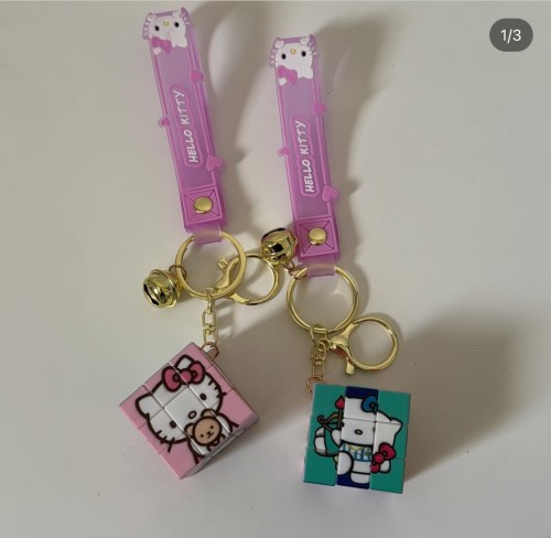 ميدالية هيلو كيتي مع لعبة مكعب