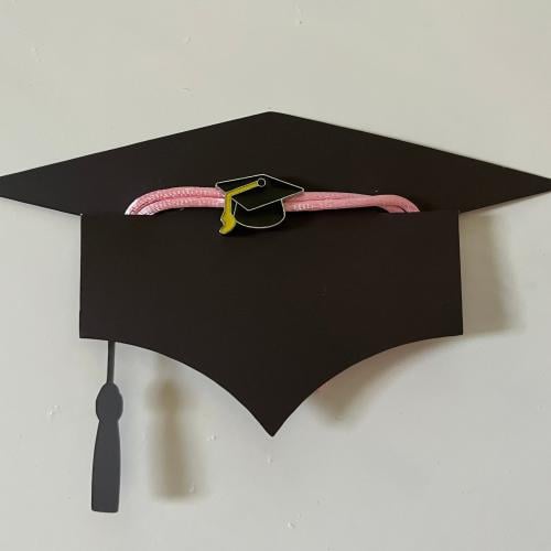 اسوارة تخرج قبعه مع كارد