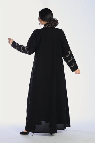 عباية سوداء من قماش كريب فاخر بتطريز نحاسي بالقلاب...