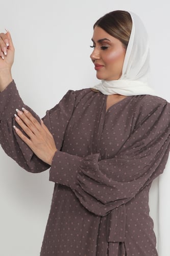 عباية ملونة منسوجة بقماش حرير منقط ناعم مع طرحتها