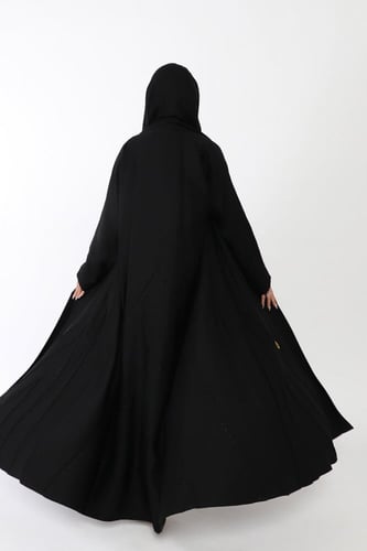 عباية كلوش ساده بتطريز في الكم منسوجة من قماش الصا...