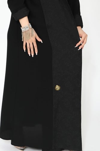 عباية منسوجة من قماش راما الأصلي مع طرحتها.