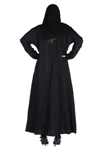 عباية منسوجة من قماش الكريب السعودي مع طرحتها .