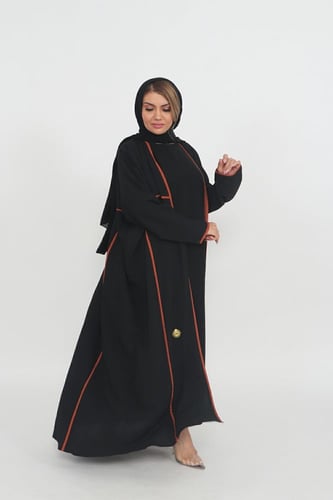 عباية منسوجة من قماش الكريب السعودي مع طرحتها .