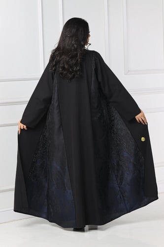 عباية منسوجة من قماش الكريب الناعم مع طرحتها