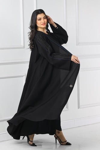 عباية دبل كلوش منسوجة من قماش الكريب الفاخر مع طرح...