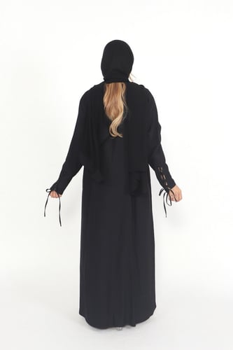 عباية منسوجة من قماش الكريب السعودي مع طرحتها