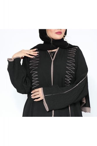 عباية منسوجة من قماش راما الأصلي مع طرحتها.