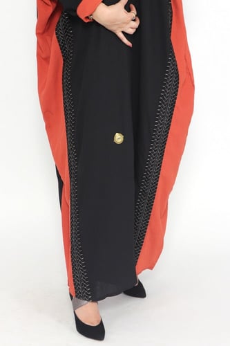 عباية فراشة منسوجة من الكريب السعودي مع طرحتها