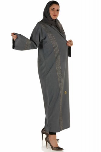 عباية منسوجة من قماش الكريب الناعم مع طرحتها