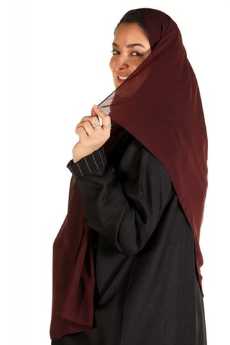 طرحة ناعمة على لون عنابي