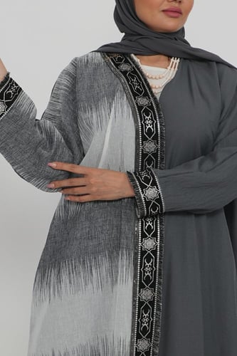 عباية منسوجة من قماش الكريب السعودي مع طرحتها.