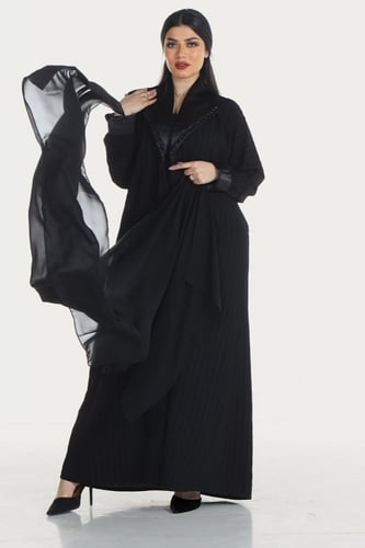 عبايه كريب مقلم سوداء قلاب مع طرحتها