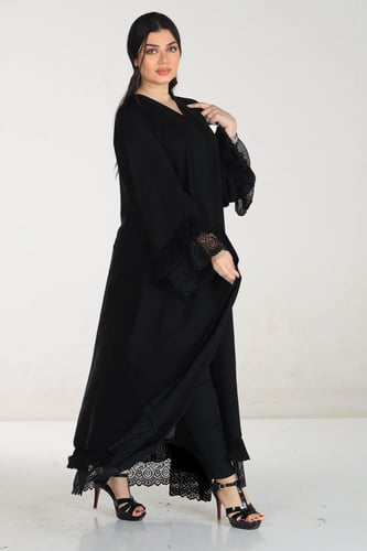 عباية كلوش كريب بكسرات مع دانتيل في الكم والاسفل م...