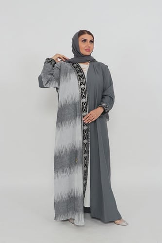 عباية منسوجة من قماش الكريب السعودي مع طرحتها.