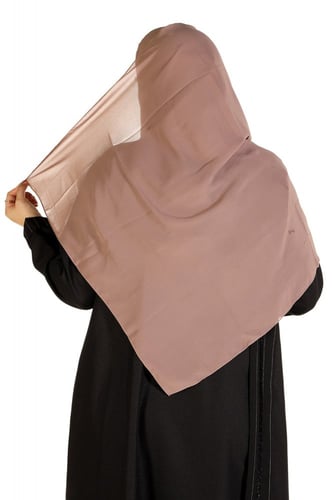 طرحة ناعمة على اللون اللحمي