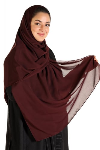 طرحة ناعمة على لون عنابي