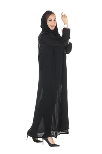 عباية منسوجة من قماش الكريب الطايح مع طرحتها