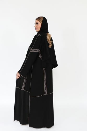 عباية منسوجة من قماش راما الأصلي مع طرحتها.