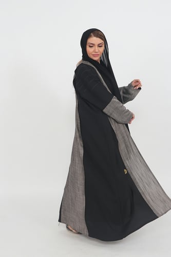 عباية منسوجة من قماش الكريب السعودي مع طرحتها .