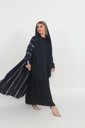 عباية منسوجة من قماش الكريب السعودي مع طرحتها .