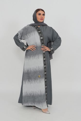 عباية منسوجة من قماش الكريب السعودي مع طرحتها.