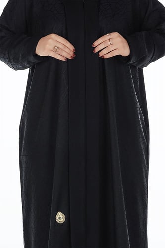 عبايه سوداء بقماش كريب مشجر مع طرحتها