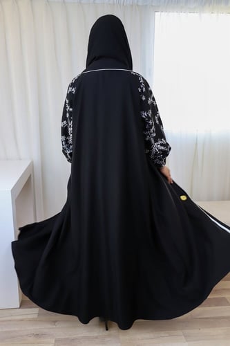 عباية نص كلوش اسود قلاب بكم مطرز ابيض من قماش صالو...