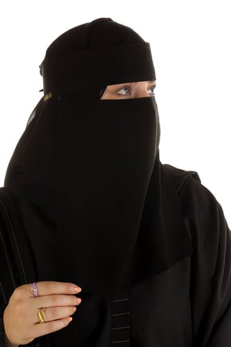 نقاب طويل مغاط واحد ربطه نحيف ومقوى