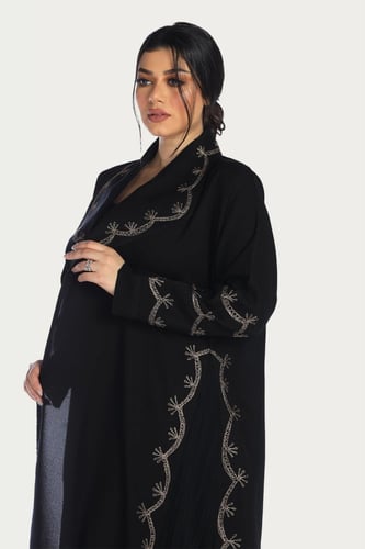 عباية سوداء من قماش كريب فاخر بتطريز نحاسي بالقلاب...