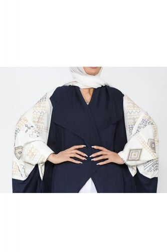 عبايه قصه قطري بقماش الكريب السعودي مع طرحتها.