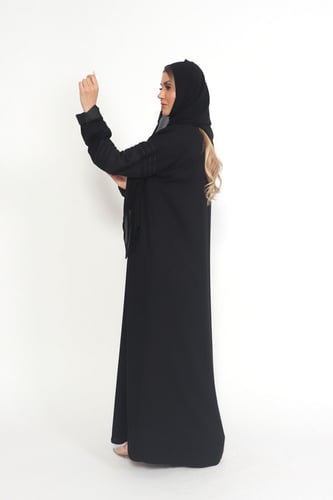 عباية منسوجة من القماش الملكي الفاخر مع طرحتها