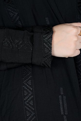 عباية منسوجة من قماش الكريب السعودي مع طرحتها .