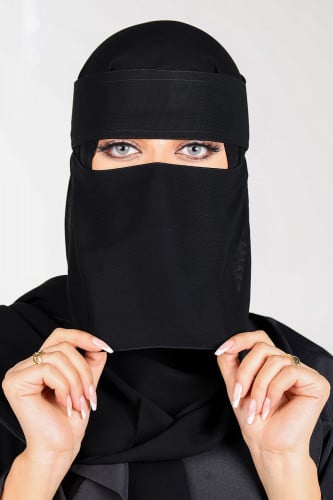 نقاب قصير مغاط واحد بربطه نحيف ومقوى