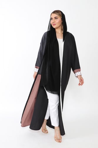 عباية منسوجة من قماش الكريب الناعم مع طرحتها