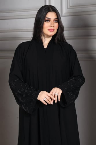 عباية نص كلوش سوداء من القماش الملكي بتطريز أسود ف...