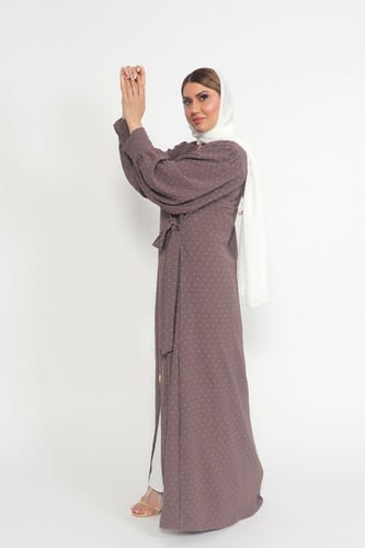 عباية ملونة منسوجة بقماش حرير منقط ناعم مع طرحتها