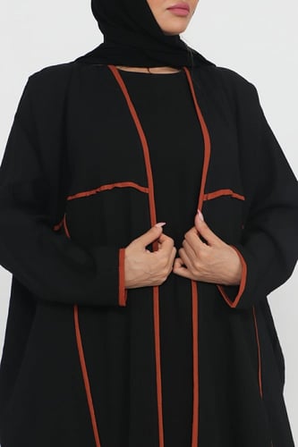 عباية منسوجة من قماش الكريب السعودي مع طرحتها .