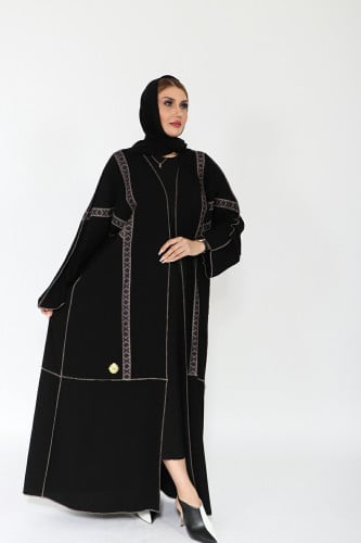 عباية منسوجة من قماش راما الأصلي مع طرحتها.