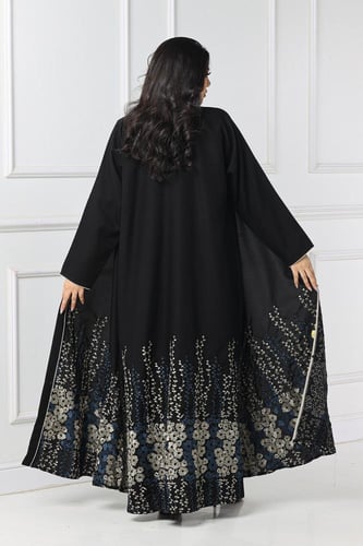 عباية منسوجة من قماش الكريب الفاخر مع طرحتها.