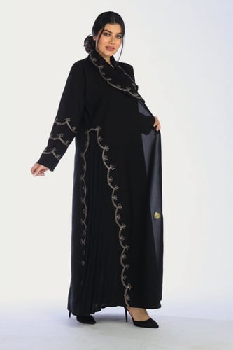 عباية سوداء من قماش كريب فاخر بتطريز نحاسي بالقلاب...