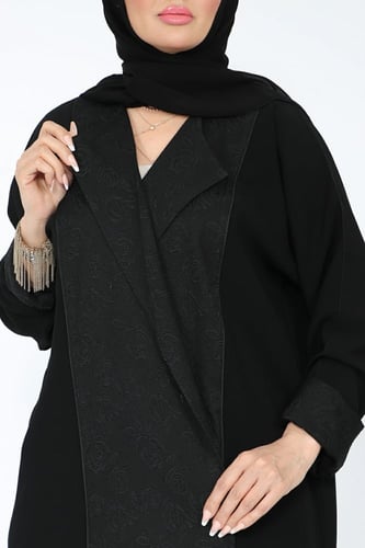 عباية منسوجة من قماش راما الأصلي مع طرحتها.